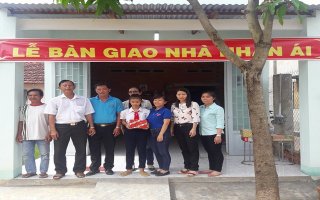 Bàn giao nhà nhân ái cho đội viên nghèo