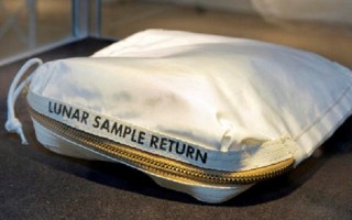 Túi đựng mẫu vật Mặt Trăng đầu tiên được bán đấu giá tới 4 triệu USD