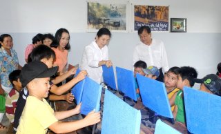 Trao phòng máy vi tính cho Trường tiểu học Long Chữ A