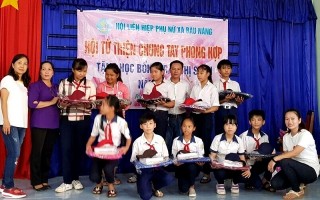 Tặng quà cho hội viên phụ nữ khó khăn và học sinh nghèo học giỏi