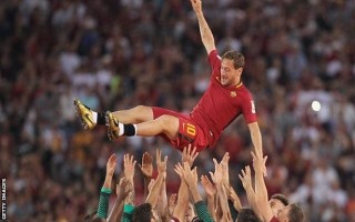 Totti giải nghệ, chuyển sang làm giám đốc AS Roma