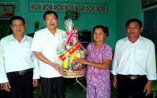 Đoàn ĐBQH tỉnh Tây Ninh: Thăm, tặng quà gia đình chính sách ở huyện Dương Minh Châu