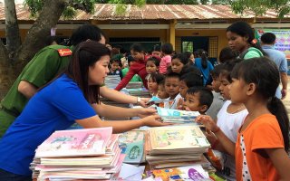 Ngày hội Sắc màu tuổi thơ cho trẻ em vùng biên giới