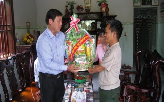 Phó chủ tịch UBND tỉnh thăm, tặng quà các đối tượng chính sách huyện Tân Biên