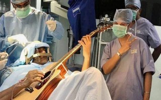 Bệnh nhân chơi đàn trong khi được mổ não