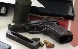 Kon Tum: Vợ chồng mở 'xưởng', bán súng đạn qua mạng