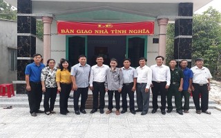 Bàn giao nhà tình nghĩa, nhà đại đoàn kết cho gia đình chính sách