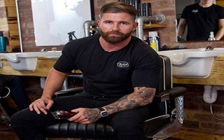 Thợ cắt tóc Anh dùng 70.000 đồng tiền xu lát sàn nhà