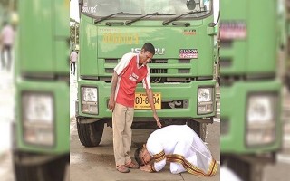 Chàng tân cử nhân quỳ gối cảm ơn trước xe rác của cha