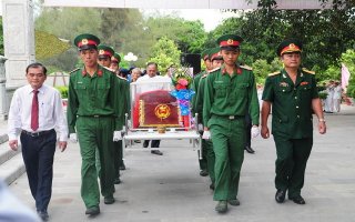 Truy điệu, an táng 266 hài cốt liệt sĩ tại Nghĩa trang liệt sĩ Quốc gia Đồi 82