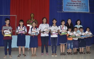 Trao học bổng “Thắp sáng ước mơ thiếu nhi Việt Nam” năm học 2017-2018