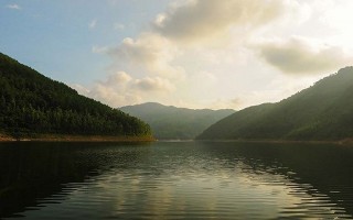 Hồ Xạ Hương đẹp lặng thầm trên lưng núi Tam Đảo