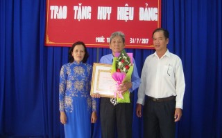 Trao huy hiệu 50, 30 năm tuổi Đảng cho đảng viên ở Gò Dầu