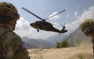 Rơi trực thăng ở Afghanistan, hai lính Mỹ bị thương