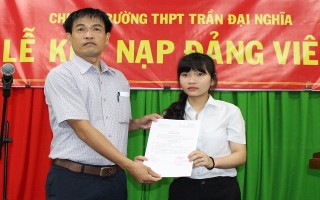Hai học sinh Trường THPT Trần Đại Nghĩa được kết nạp vào Đảng