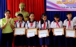 Thành phố Tây Ninh: Trao học bổng cho 20 học sinh vượt khó