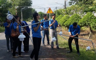 Thanh niên chung tay thắp sáng đường quê