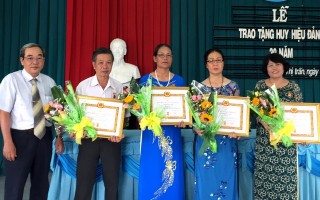 Trao huy hiệu 50, 45, 30 năm tuổi Đảng