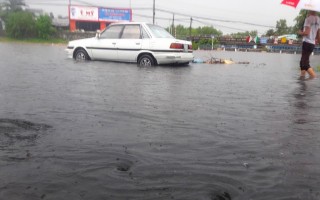 Mưa ngập đường Quang Trung do “bí” chỗ thoát nước