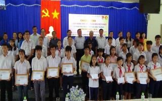 Hội Khuyến học Thành phố trao 40 suất học bổng “Tiếp sức đến trường” năm học 2017 - 2018