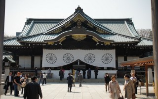 Thủ tướng Nhật Bản Shinzo Abe gửi đồ lễ đến đền Yasukuni