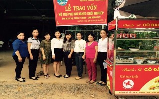 Trao vốn hỗ trợ phụ nữ nghèo