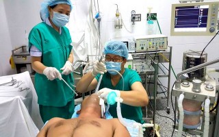 BVĐK Tây Ninh: Mổ nội soi gắp hàm răng giả rơi vào thực quản của bệnh nhân