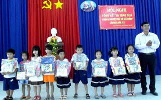 Trao học bổng cho học sinh nghèo