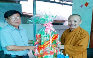 Trưởng ban Dân vận Tỉnh ủy: Thăm, tặng quà các vị chức sắc Phật giáo nhân Lễ Vu lan