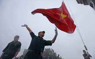 Chiêm ngưỡng lá cờ Việt Nam tung bay trên 'Nóc nhà Đông Dương'