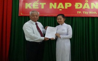 Chi bộ Trường THPT Tây Ninh kết nạp đảng viên là học sinh