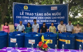 Tặng bồn nước sinh hoạt cho công nhân, viên chức, lao động nghèo