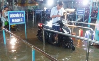 Bãi giữ xe BVĐK tỉnh bị ngập sau cơn mưa