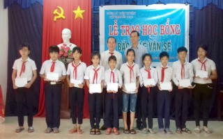 Bến Cầu: Trao học bổng cho học sinh nghèo hiếu học