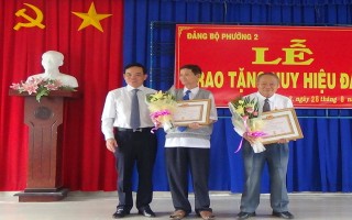 Bí thư Tỉnh ủy trao huy hiệu Đảng cho đảng viên lão thành