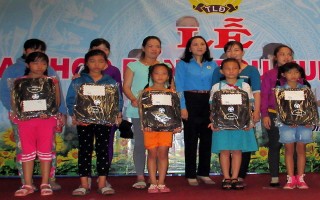 Công ty TNHH Pou Hung Việt Nam: Trao học bổng cho con của công nhân, lao động