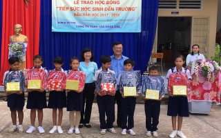 Tiếp sức đến trường cho học sinh nghèo