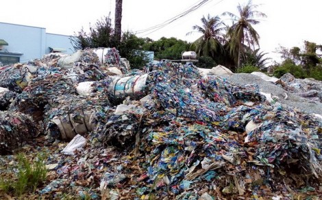 Bất lực nhìn cả trăm tấn rác công nghiệp gây ô nhiễm