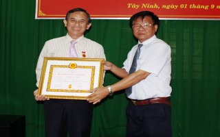 Phó Giám đốc Sở Nội vụ nhận huy hiệu 30 năm tuổi Đảng
