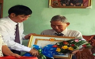 Đảng uỷ phường I trao huy hiệu 70, 45 năm tuổi Đảng