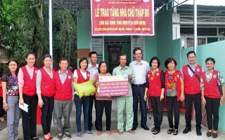 Trao 10 căn nhà Chữ thập đỏ cho hộ nghèo trong tỉnh