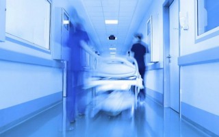 Xem trộm bộ phận sinh dục bệnh nhân đã chết, năm y tá bị đình chỉ việc