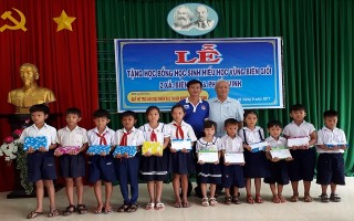 Hội Khuyến học Tây Ninh: Trao học bổng cho học sinh nghèo hiếu học