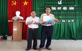 Châu Thành: Trao huy hiệu 45, 30 năm tuổi Đảng
