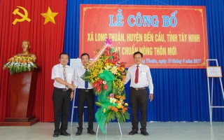 Xã Long Thuận đón bằng công nhận đạt chuẩn nông thôn mới