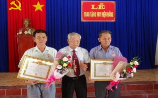 Thành uỷ Tây Ninh: Trao tặng huy hiệu 55 năm, 30 năm tuổi Đảng