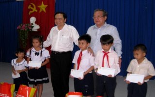 Chủ tịch Uỷ ban Trung ương MTTQ Việt Nam: Viếng bia kỷ niệm căn cứ Mặt trận dân tộc giải phóng miền Nam Việt Nam