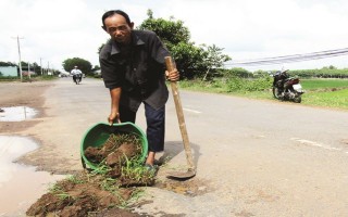 Hơn 20 năm tự nguyện vá đường