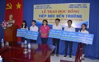 Trao học bổng cho tân sinh viên có hoàn cảnh khó khăn