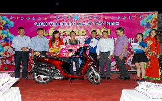 Co.opmart Tây Ninh trao thưởng cho khách hàng